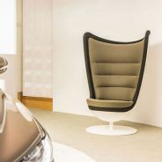 BADMINTON weisses Gestell, braune Lehne.jpg