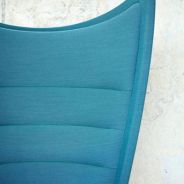 BADMINTON Detail Rueckenlehne Stoff blau.jpg