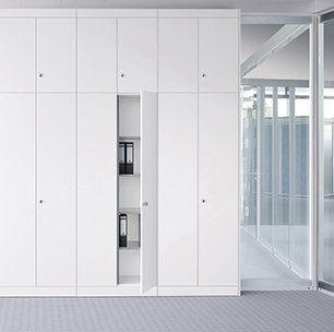 Raumhohe Schrankwände - z.B. 7 OH mit anschließender Glaswand - Stauraum, welcher sich an die Architektur und die räumlichen Gegebenheiten anpasst.