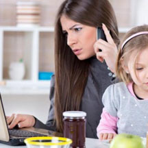 Home Office - Frau mit Kind am Schreibtisch
